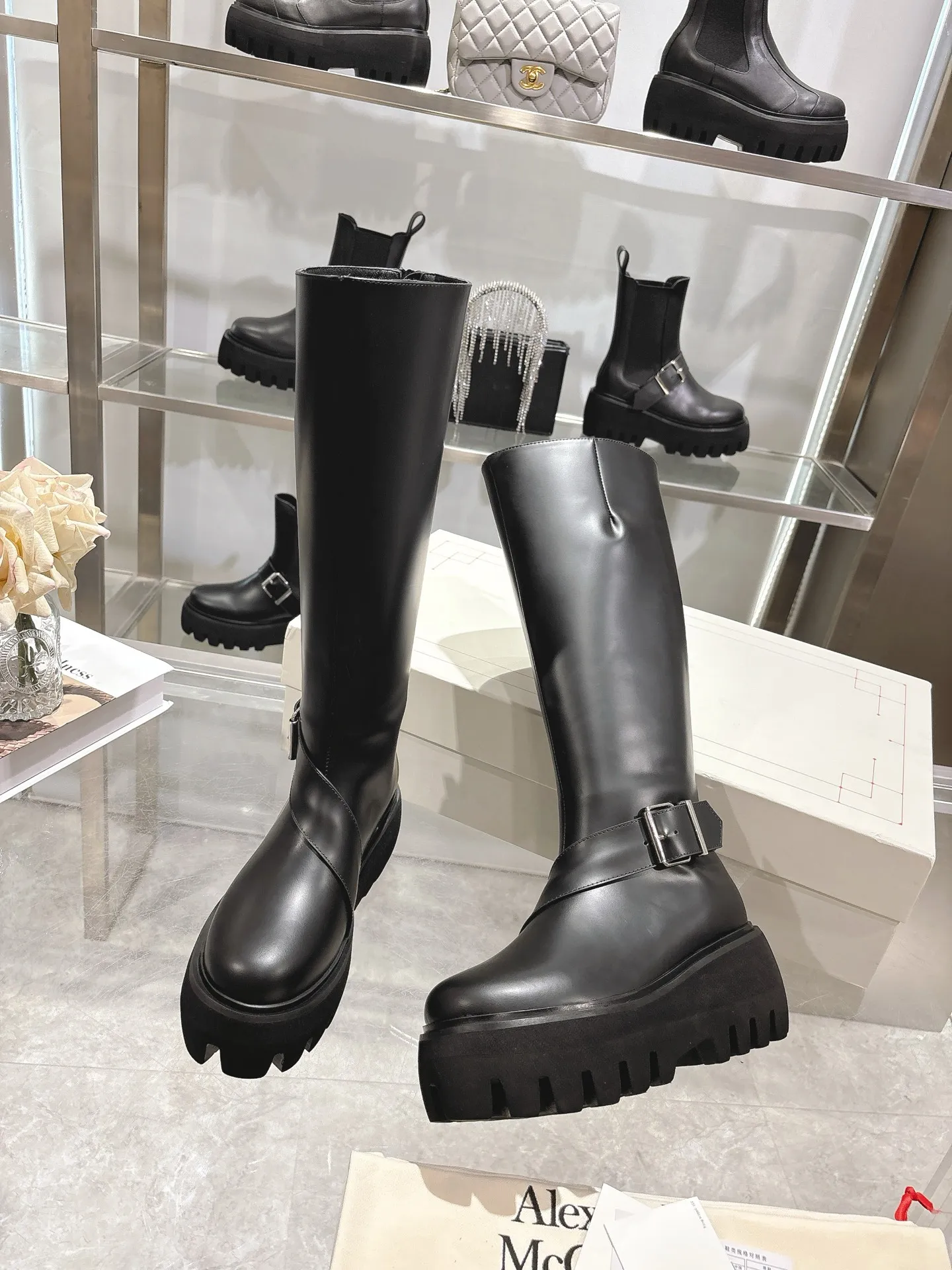 👟👟Ex-factory price 1000👟👟 The official website is synchronized with MCQUEEN/McQueen 2025 autumn and winter Sofa Chelsea boots. Silver metal buckle on the side of the shoe. Equipped with light flange and several layers of combined outsole. 6 cm thickness. Heel pull-on process. Black calfskin fabric. Women 35-40.